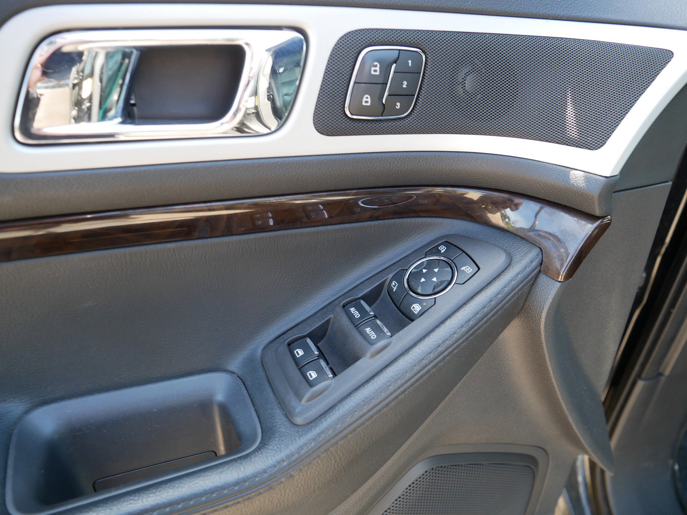 Used 2014 Ford Explorer Limited w/ Equipment Group 302A AWD/4WD image 15