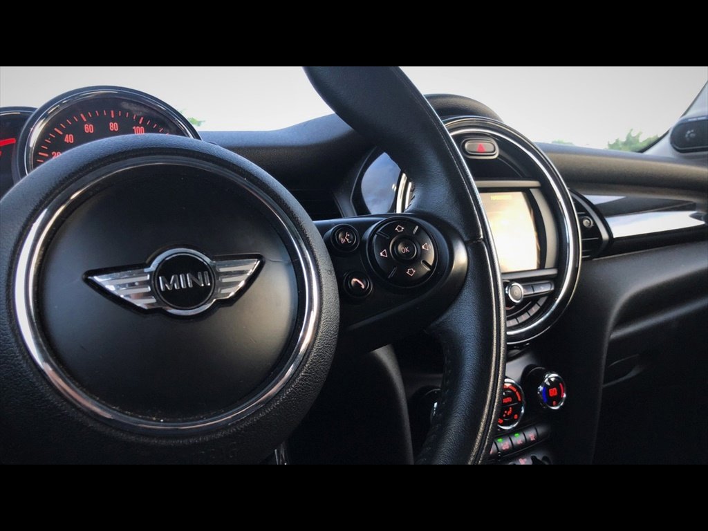 Used 2015 MINI Cooper 4-Door Hardtop image 7