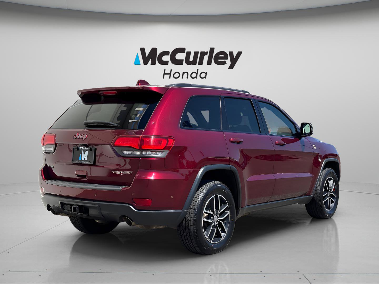 Used 2017 Jeep Grand Cherokee Trailhawk w/ Trailhawk Luxury Group AWD/4WD image 3