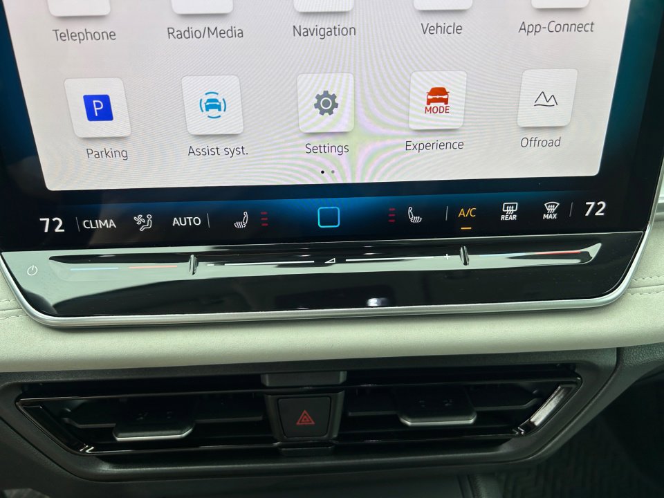 Certified 2025 Volkswagen Tiguan SE AWD/4WD image 18