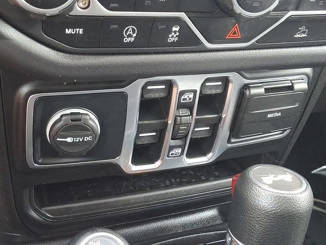Used 2025 Jeep Wrangler Unlimited Sahara AWD/4WD image 15