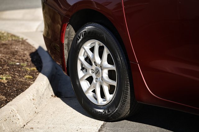 Used 2022 Chrysler Voyager LX image 10