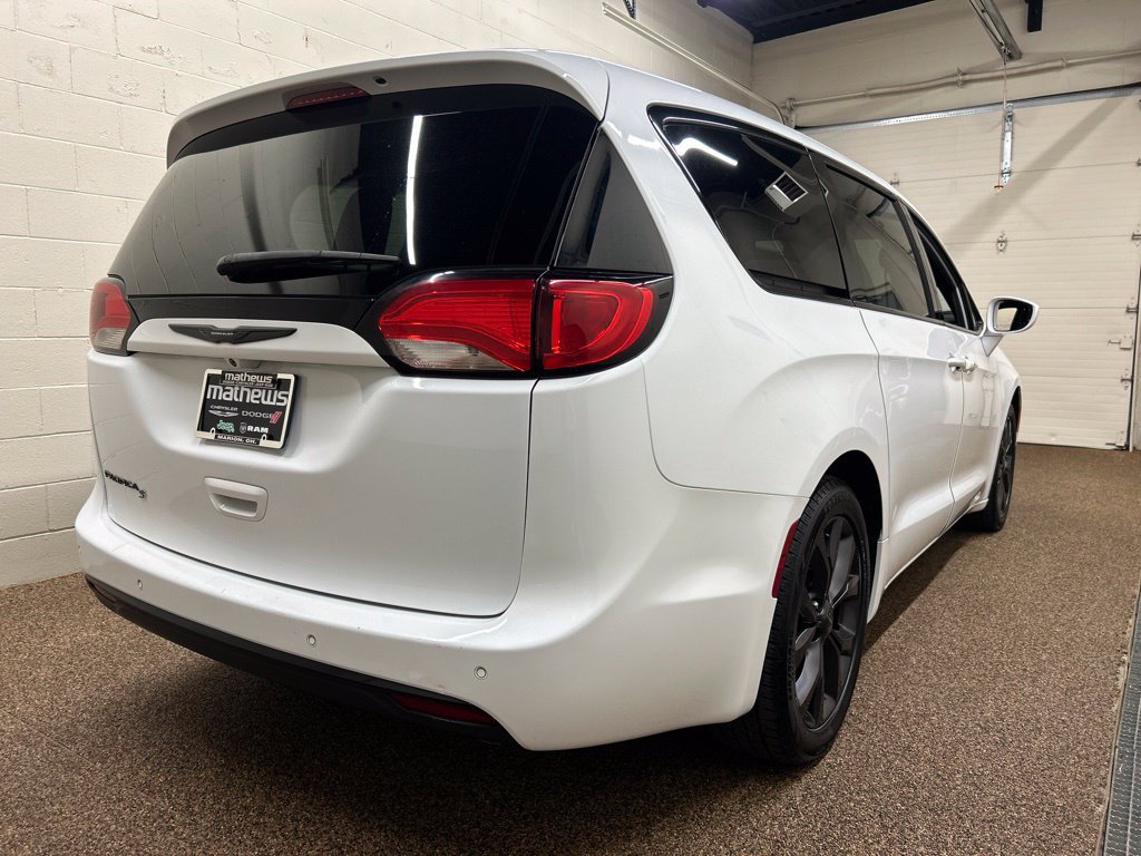 Used 2019 Chrysler Pacifica Touring Plus w/ S Appearance Package FWD image 2