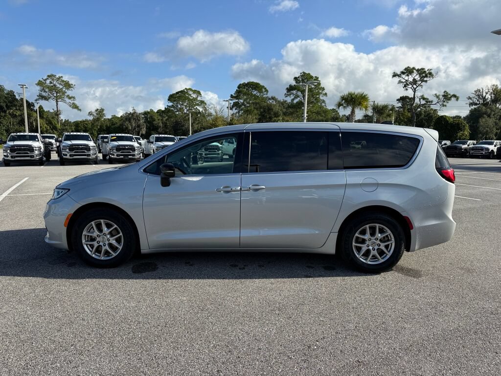 Used 2024 Chrysler Pacifica Touring-L FWD image 6