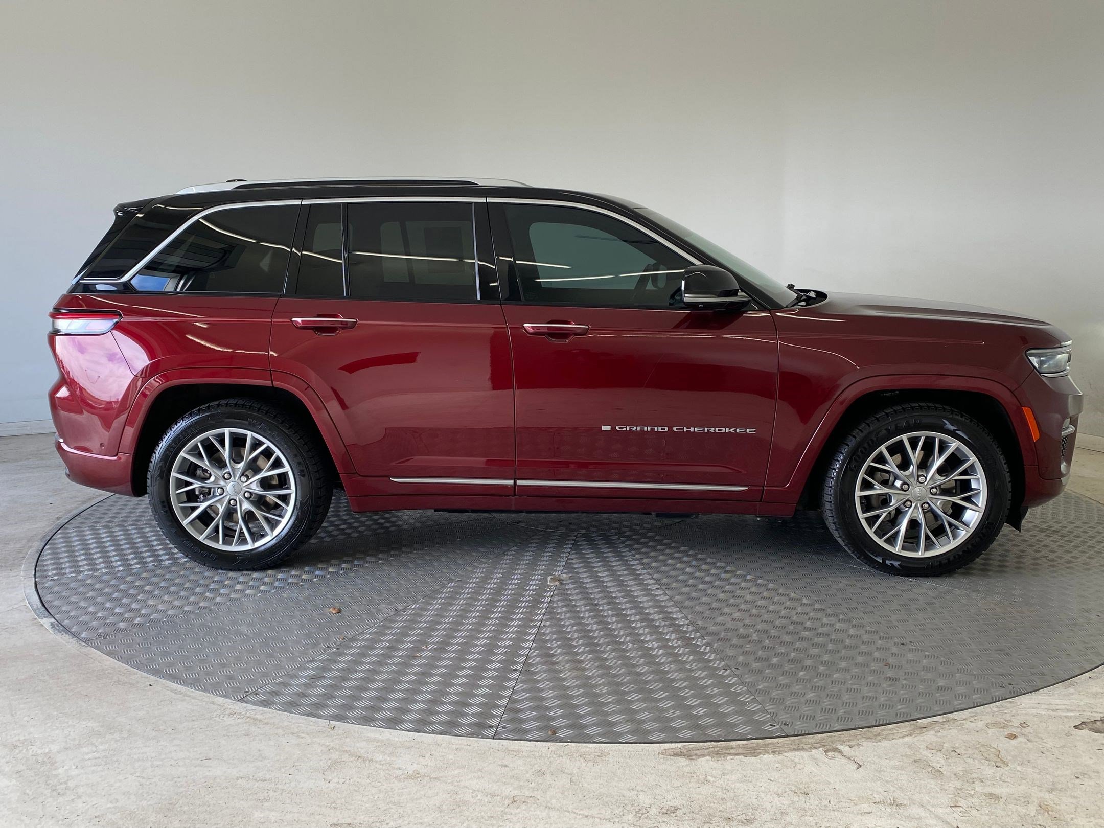 Used 2023 Jeep Grand Cherokee Summit w/ Advanced Protech Group IV image 8