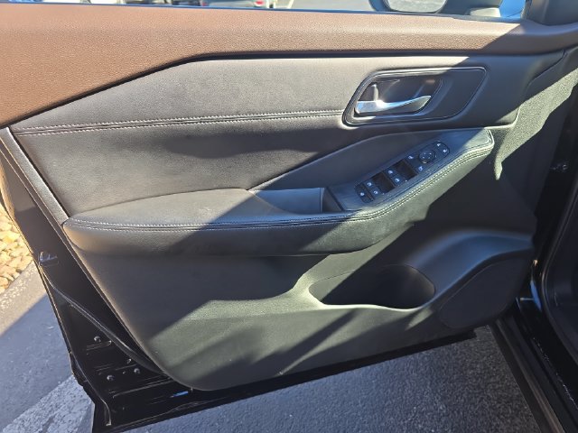 Used 2023 Nissan Rogue SV w/ SV Premium B Package AWD/4WD image 12