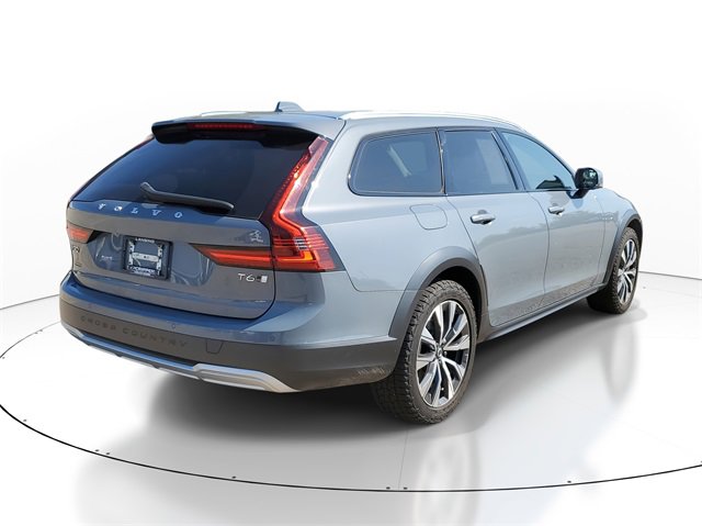 Used 2021 Volvo V90 T6 Cross Country image 4