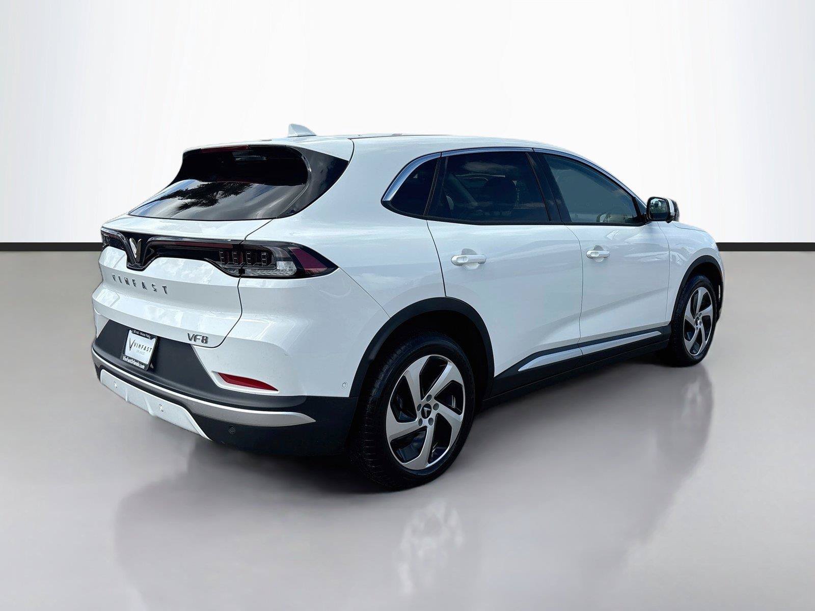 New 2027 VinFast VF 8 Eco AWD/4WD image 7