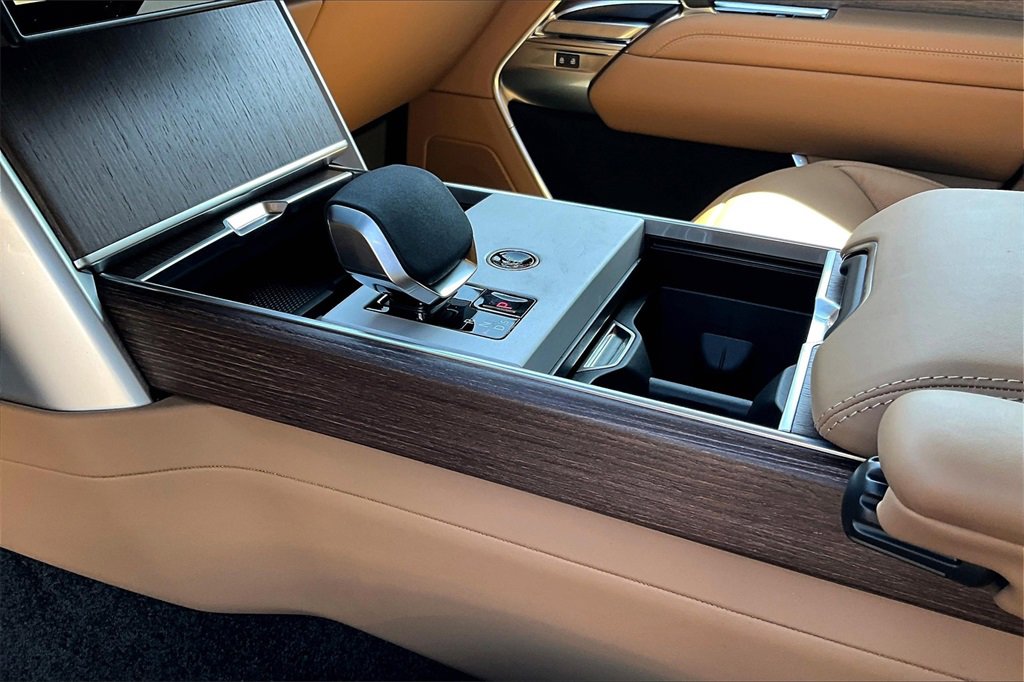 New 2025 Land Rover Range Rover Long Wheelbase SE image 8