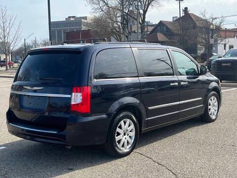 Used 2011 Chrysler Town & Country Touring-L w/ Entertainment Group #2 image 8