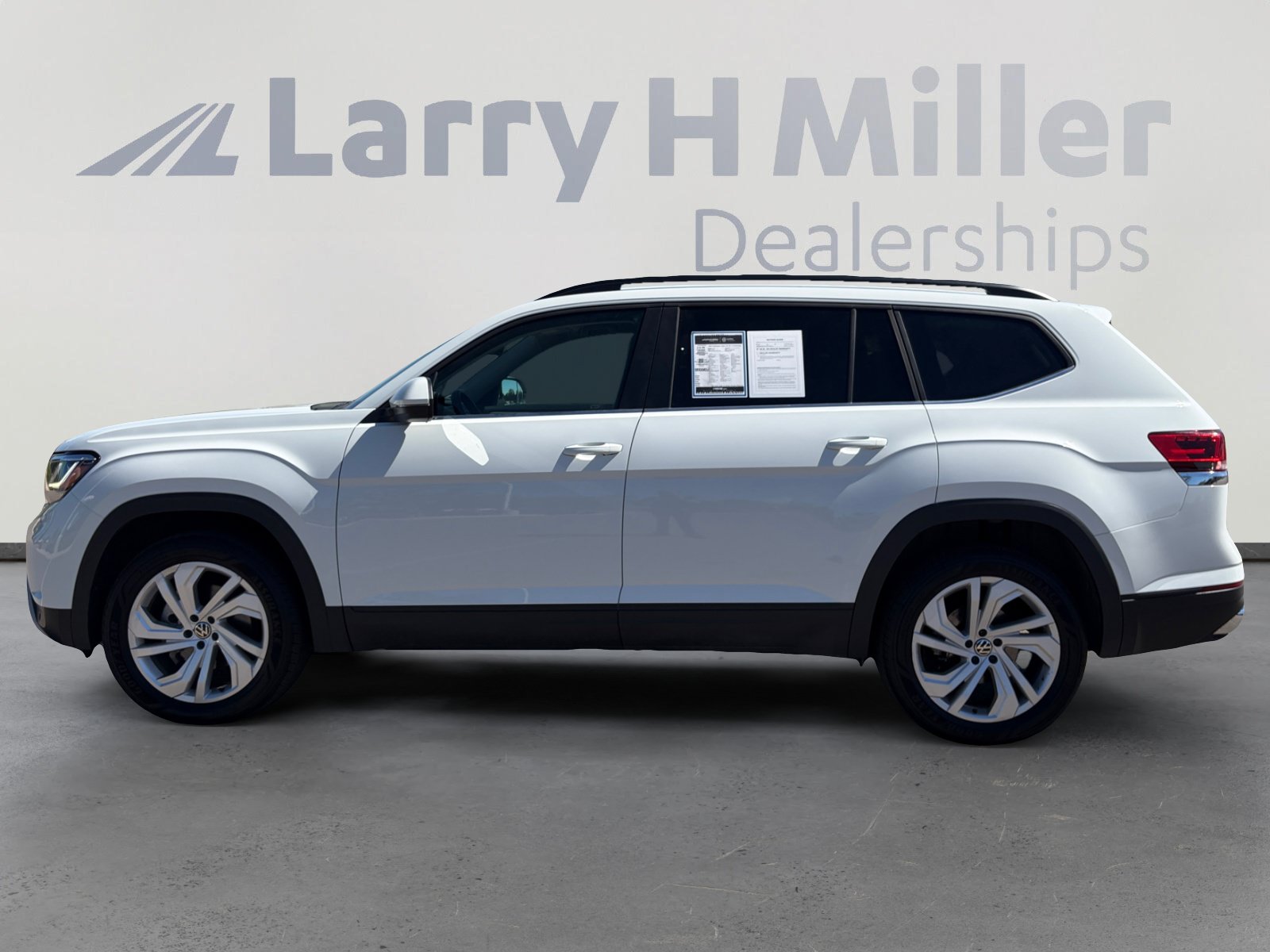 Used 2023 Volkswagen Atlas SE w/ Black Wheel Package AWD/4WD image 3