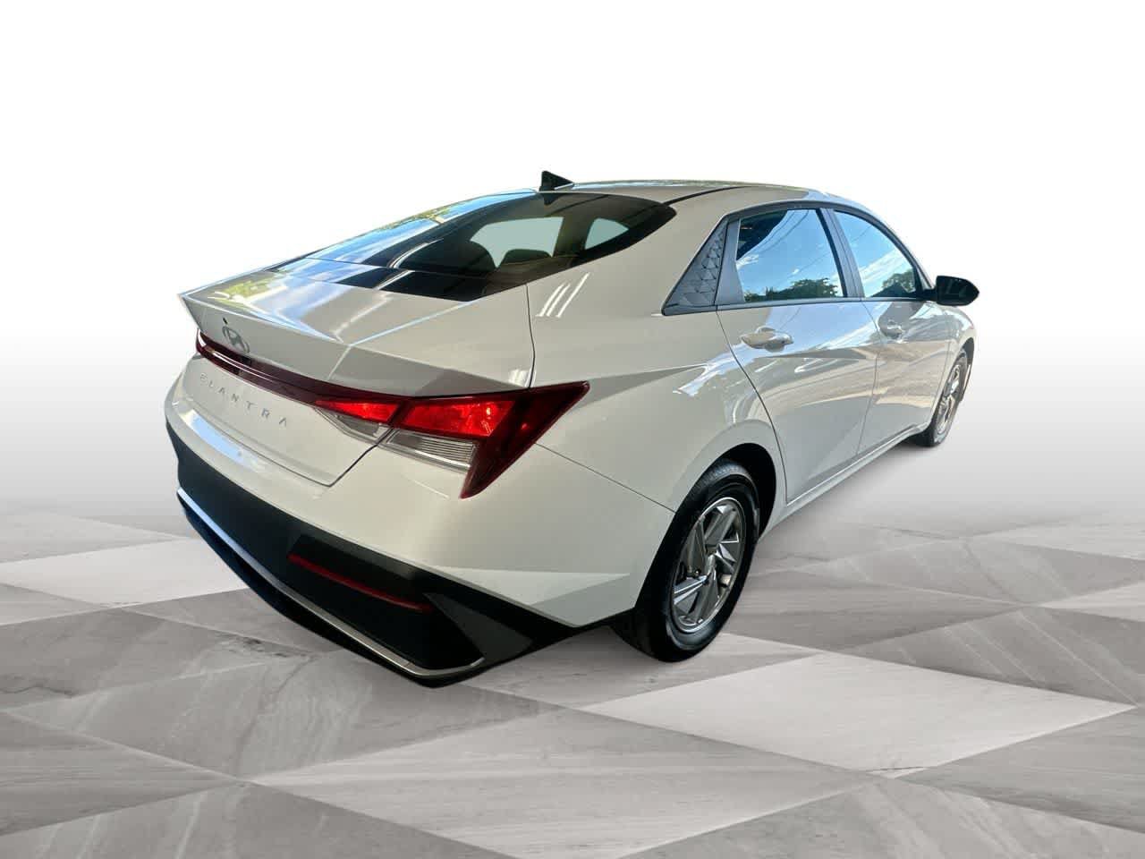 Used 2026 Hyundai Elantra SE FWD image 8
