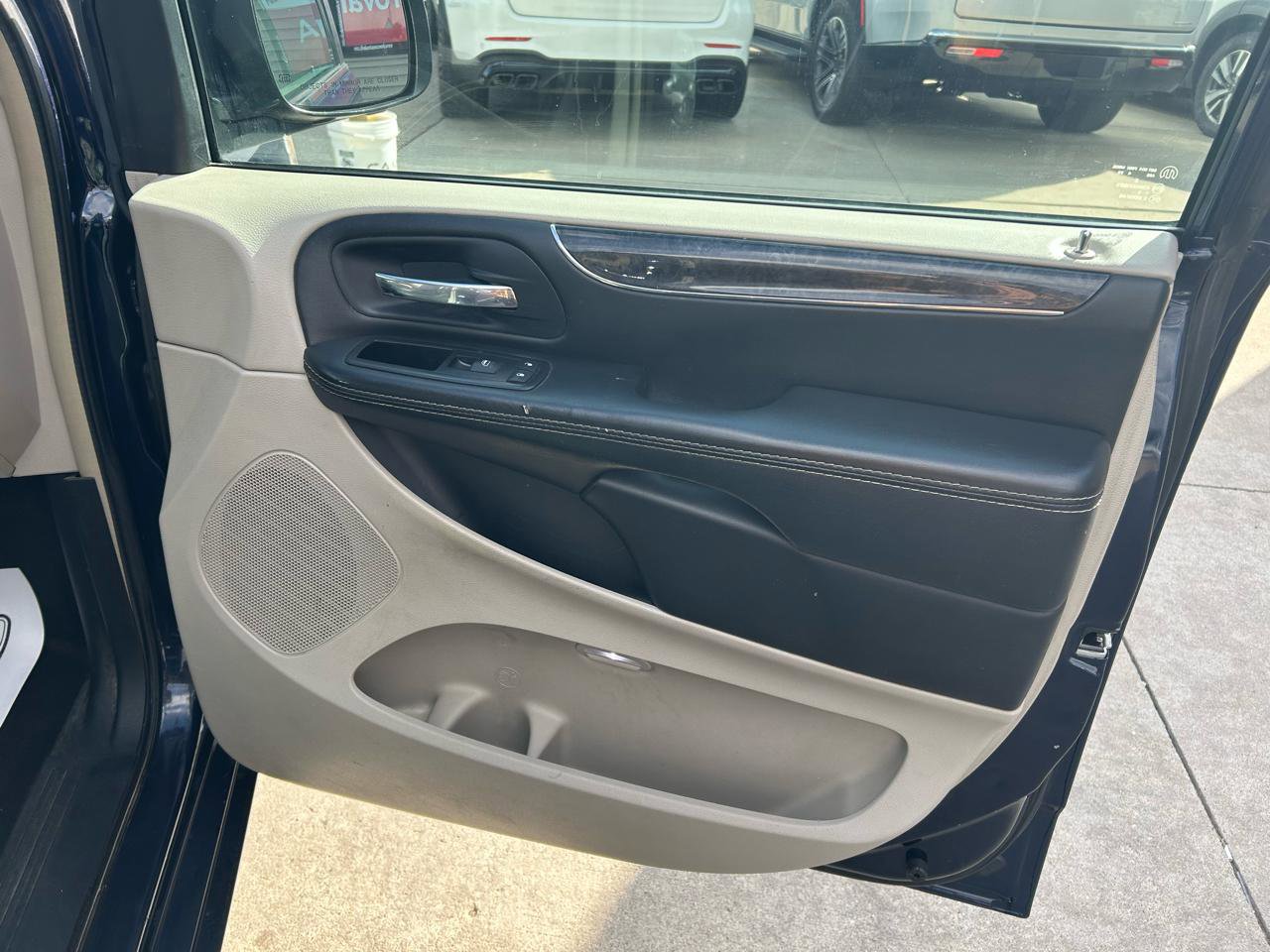 Used 2015 Chrysler Town & Country Touring-L w/ Driver Convenience Group image 16