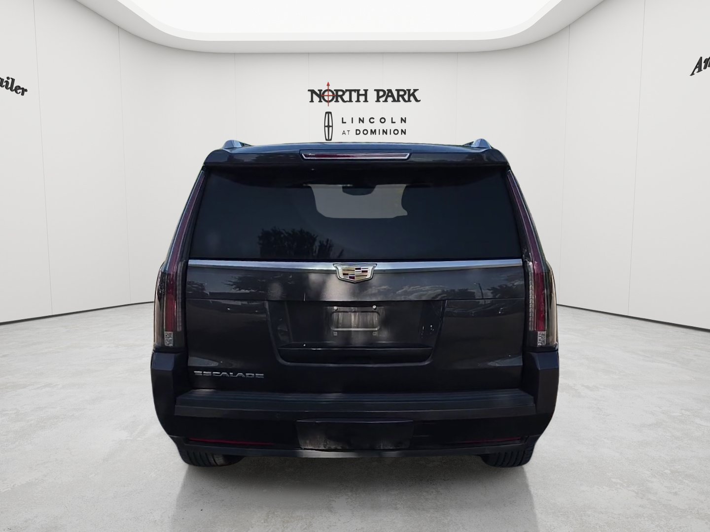 Used 2016 Cadillac Escalade Premium AWD/4WD image 4