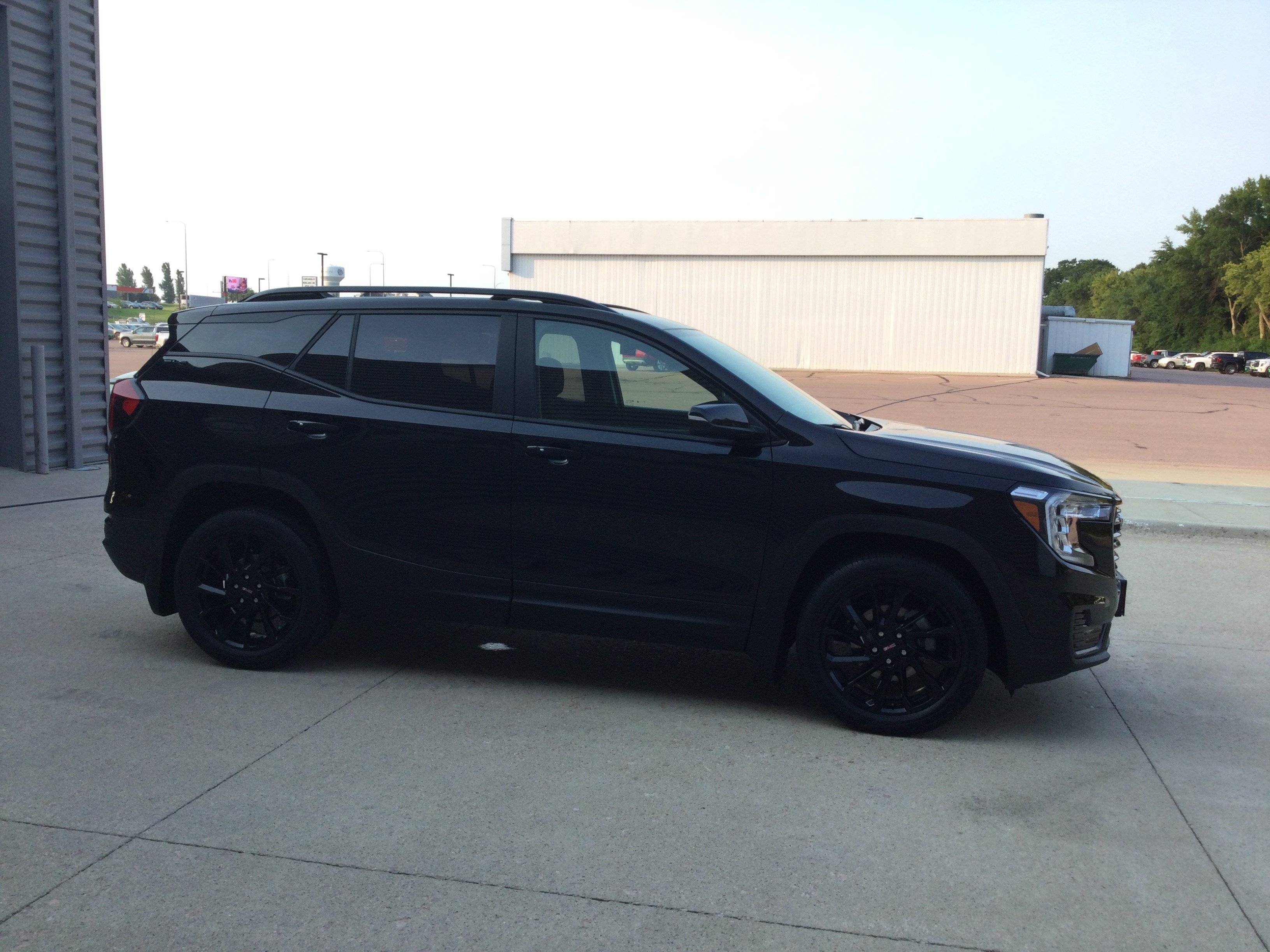 Used 2023 GMC Terrain SLE w/ Driver Convenience Package AWD/4WD image 3