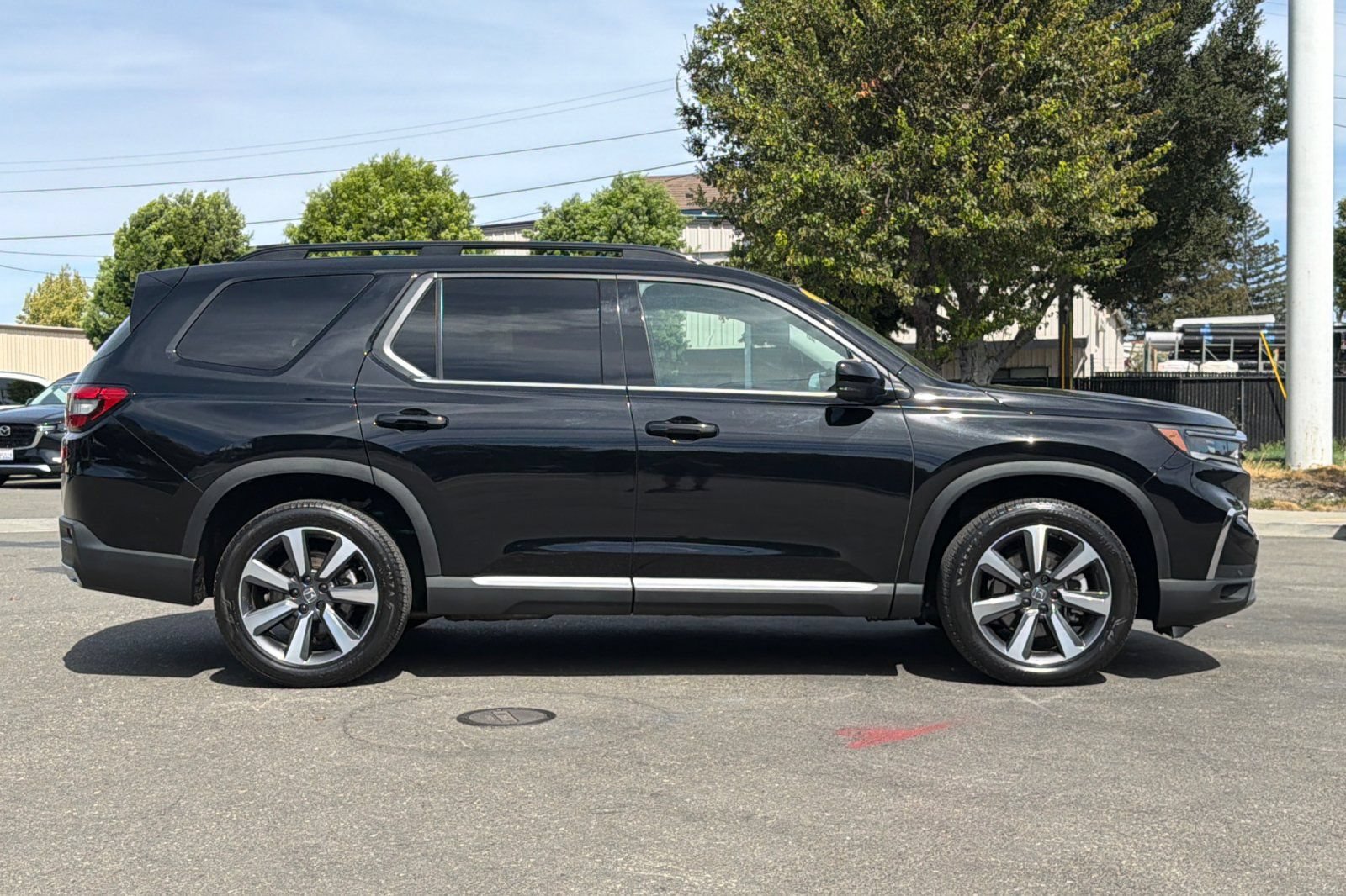 Certified 2025 Honda Pilot Touring image 3
