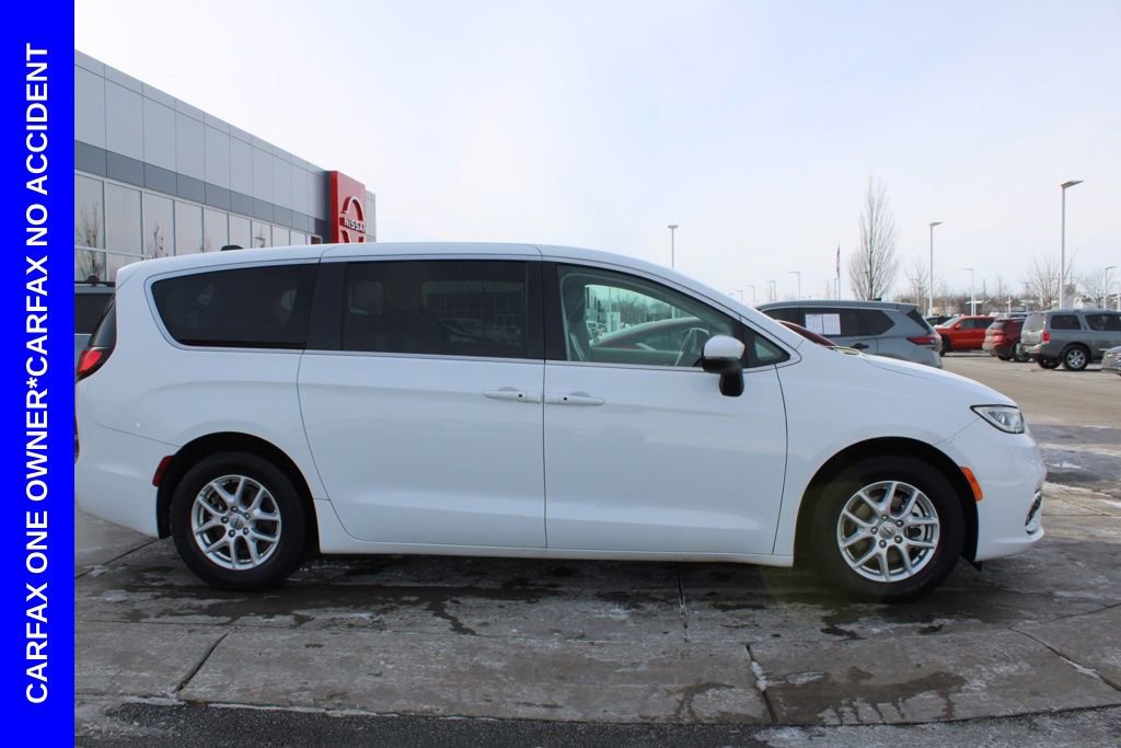 Used 2023 Chrysler Pacifica Touring-L image 6