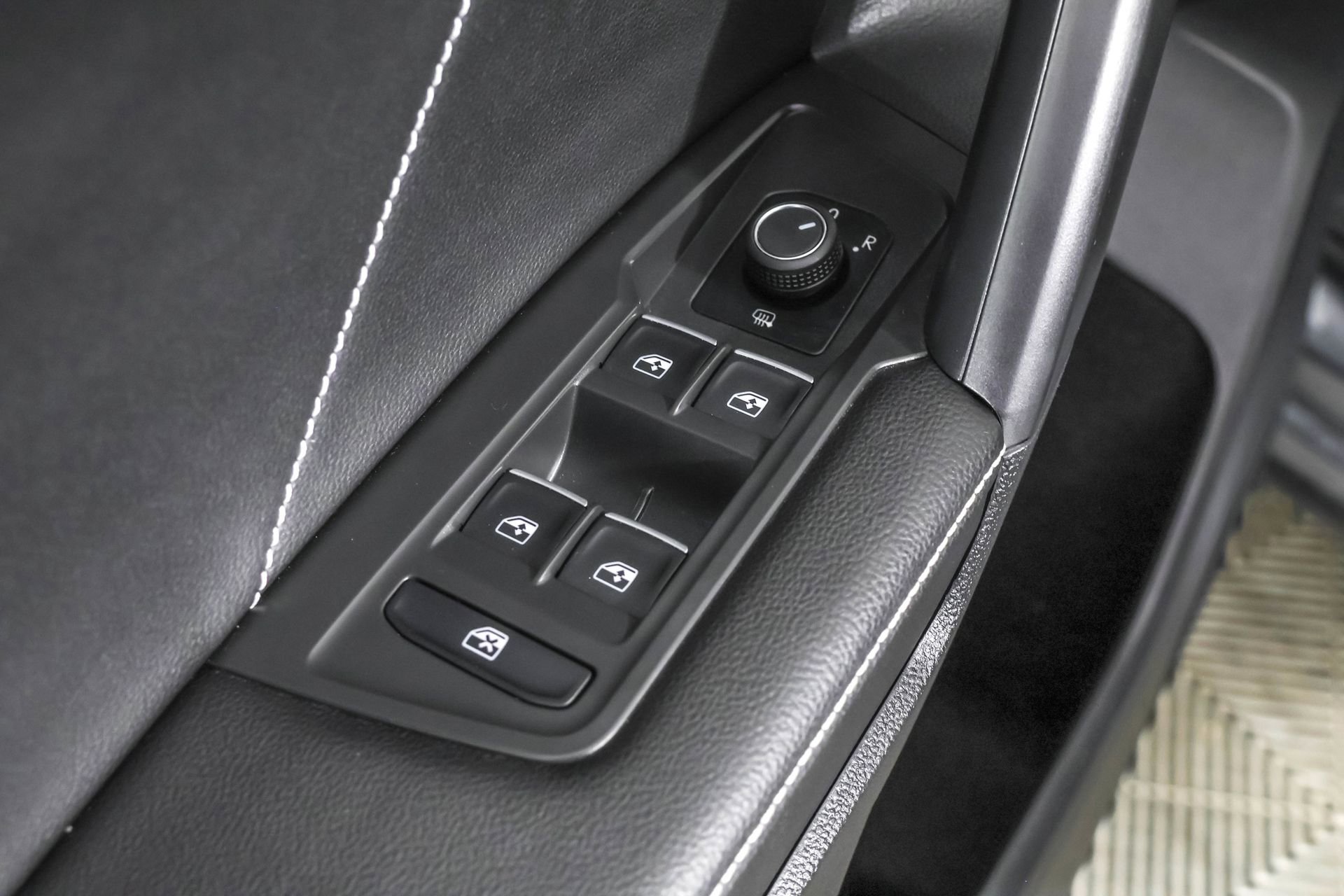 Used 2023 Volkswagen Tiguan SE image 33