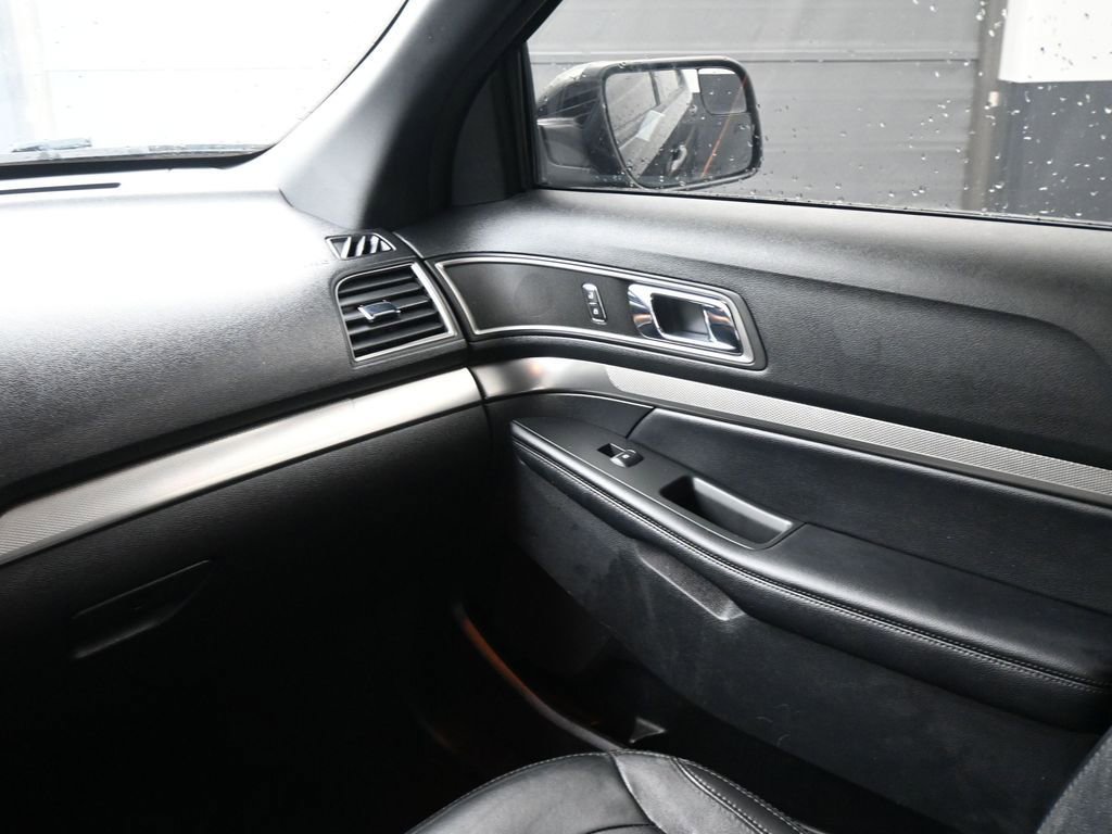 Used 2018 Ford Explorer XLT w/ Equipment Group 202A FWD image 15