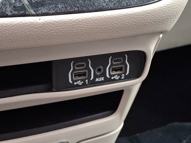 Used 2024 Chrysler Pacifica Select image 30
