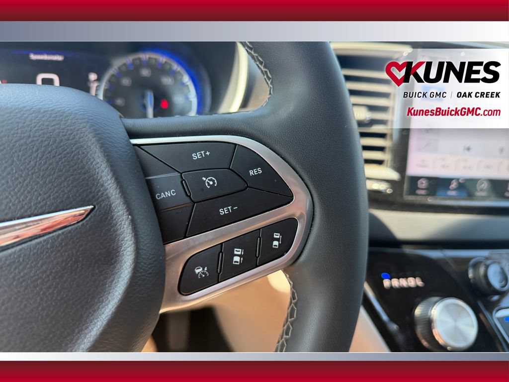 Used 2023 Chrysler Pacifica Touring-L FWD image 16