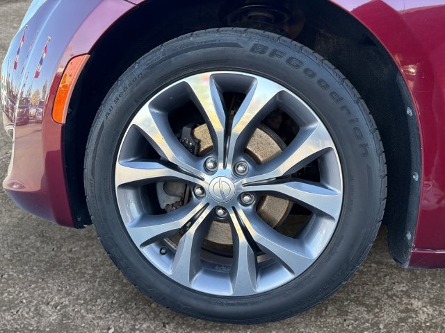 Used 2018 Chrysler Pacifica Limited w/ Tire & Wheel Group FWD image 14
