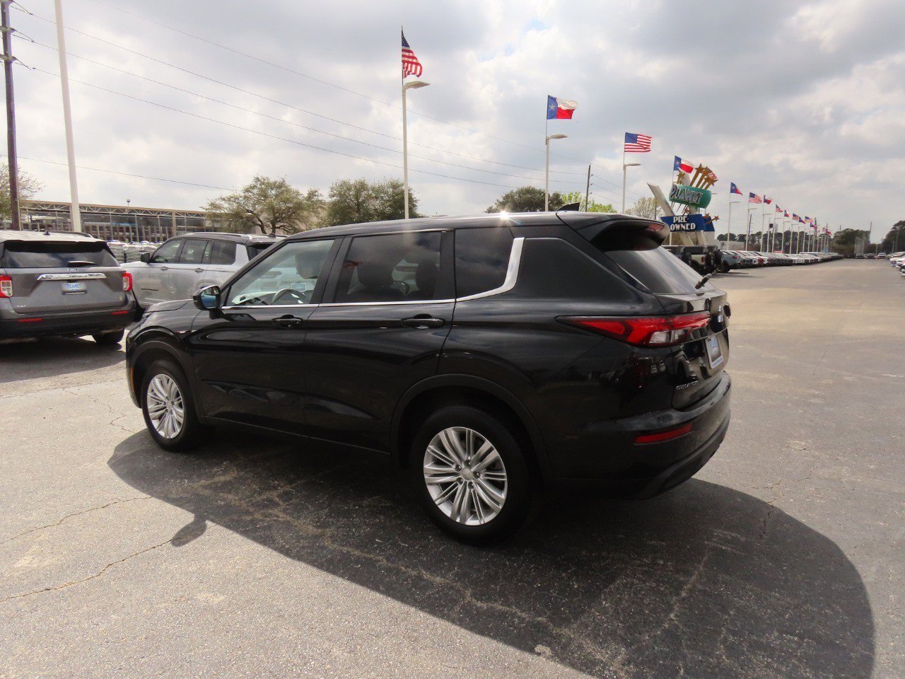Used 2024 Mitsubishi Outlander ES image 16