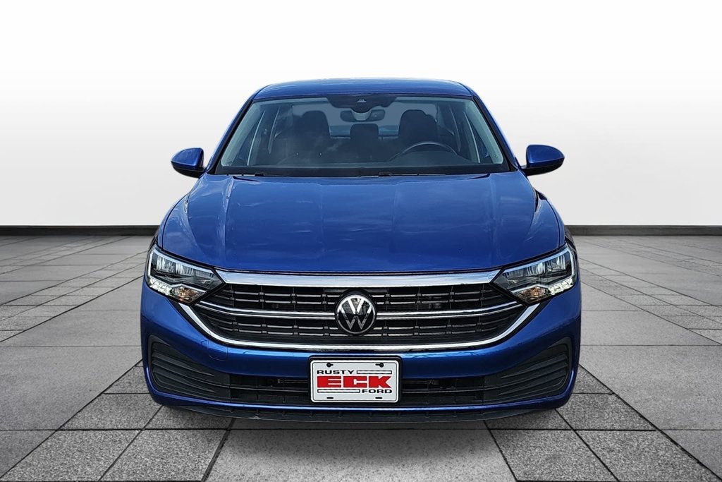 Used 2024 Volkswagen Jetta SE FWD image 2