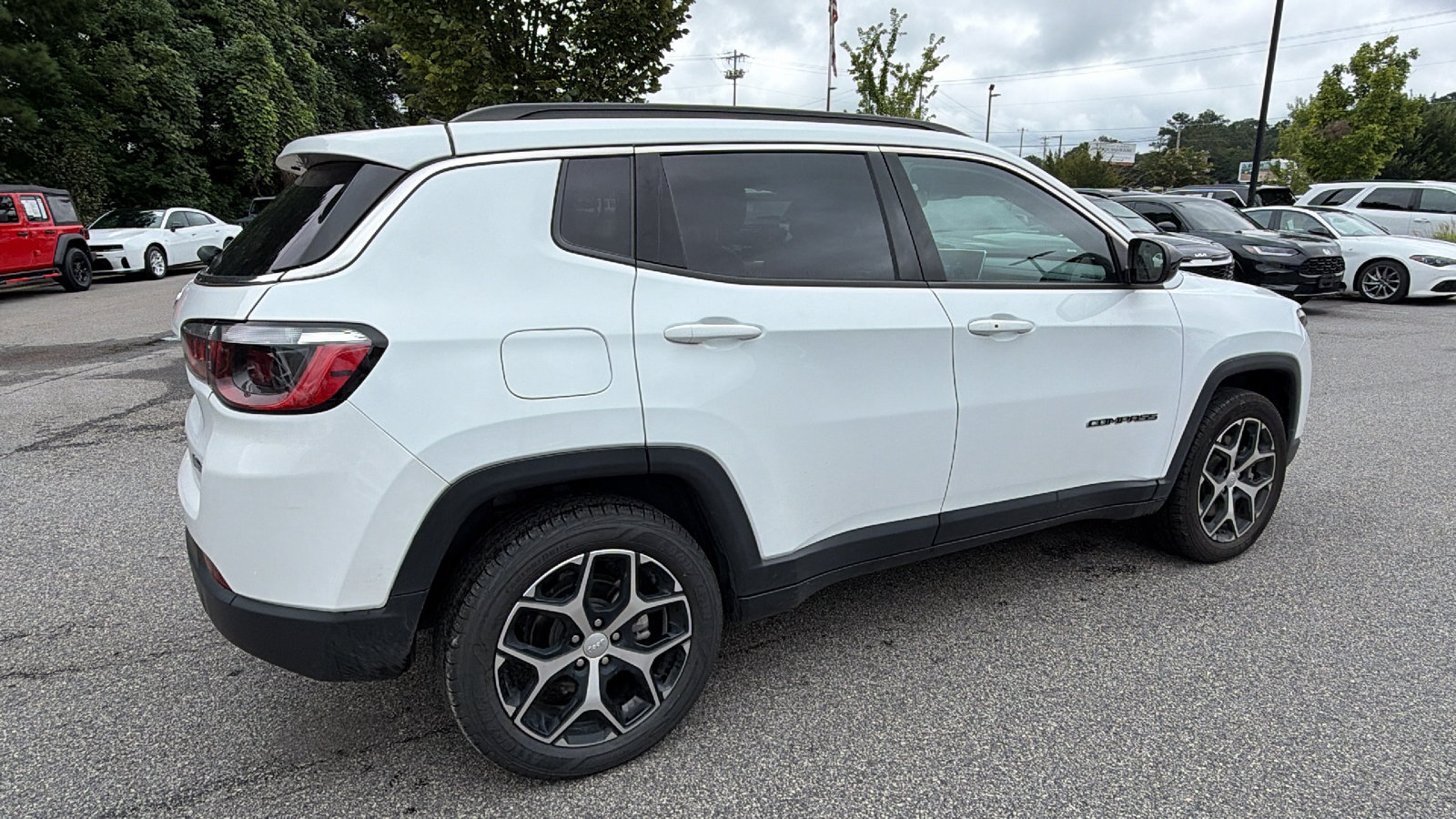 Used 2024 Jeep Compass Latitude AWD/4WD image 8