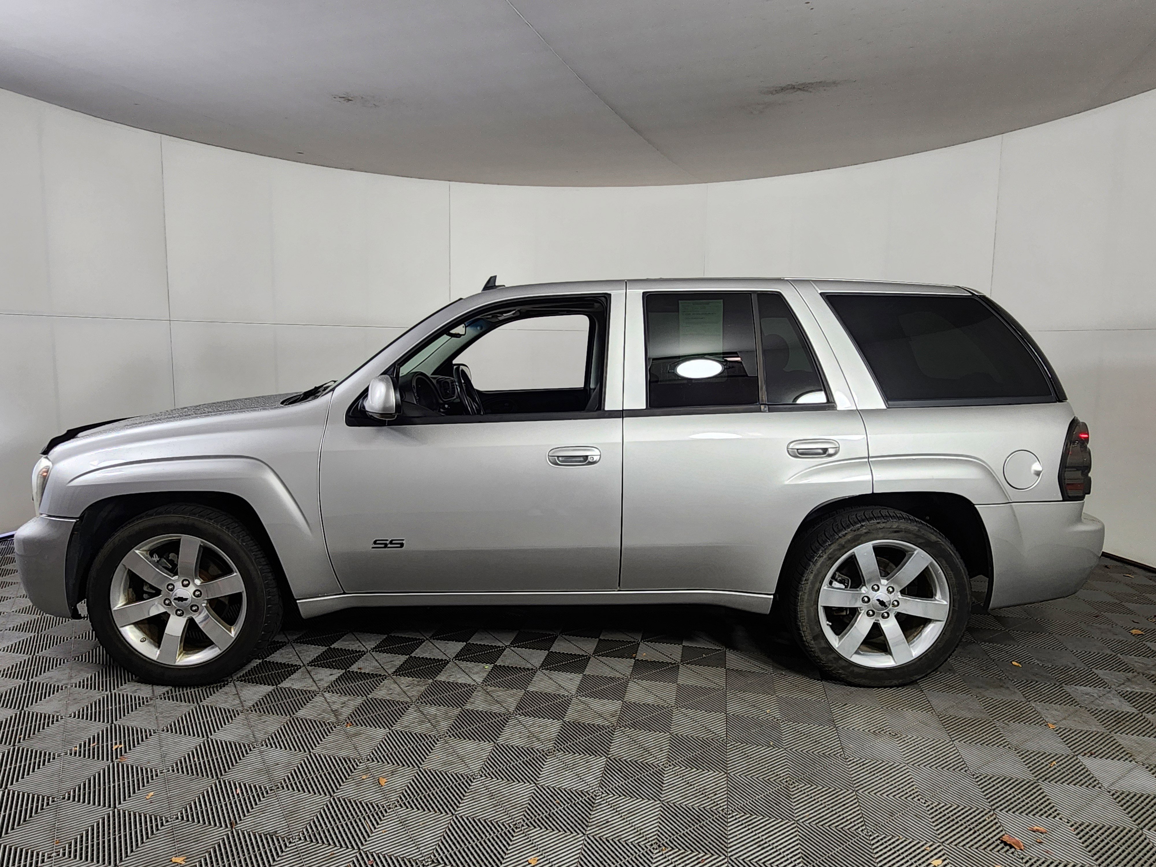 Used 2008 Chevrolet TrailBlazer SS w/ Sun And 6-Disc Cd Package image 4
