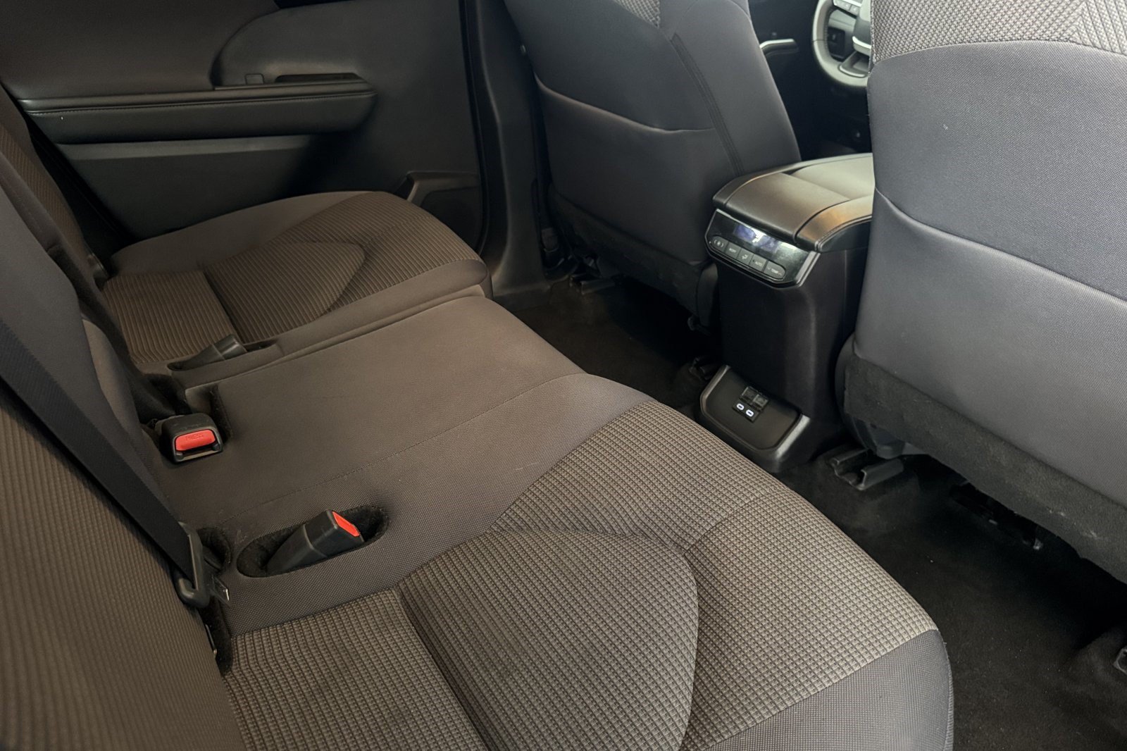 Used 2025 Toyota Highlander LE FWD image 31