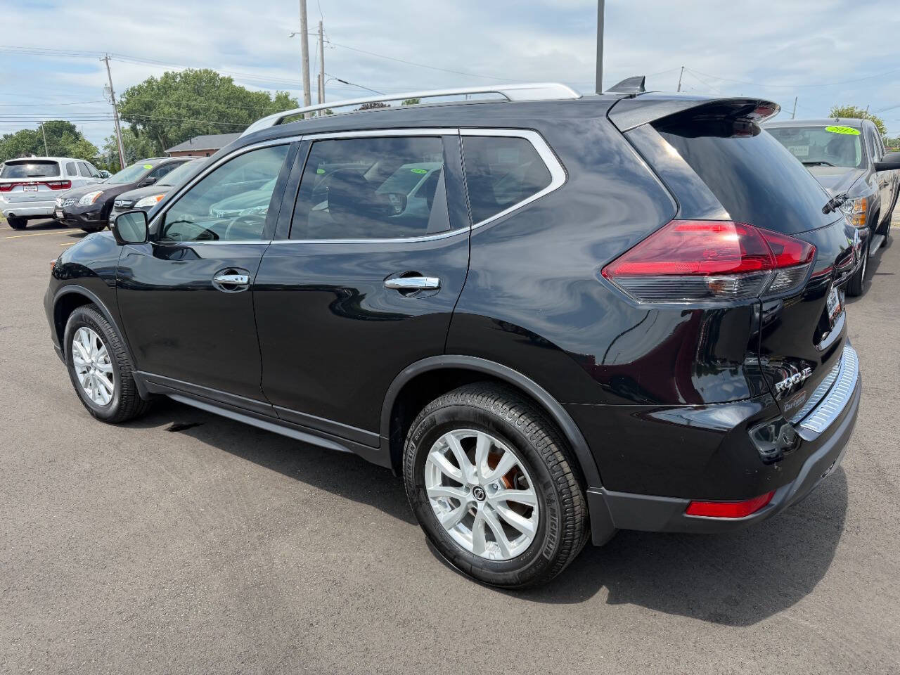 Used 2018 Nissan Rogue SV w/ Sun & Sound Touring Package AWD/4WD image 3