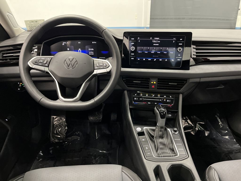 Used 2025 Volkswagen Jetta SE w/ Sunroof Package image 5