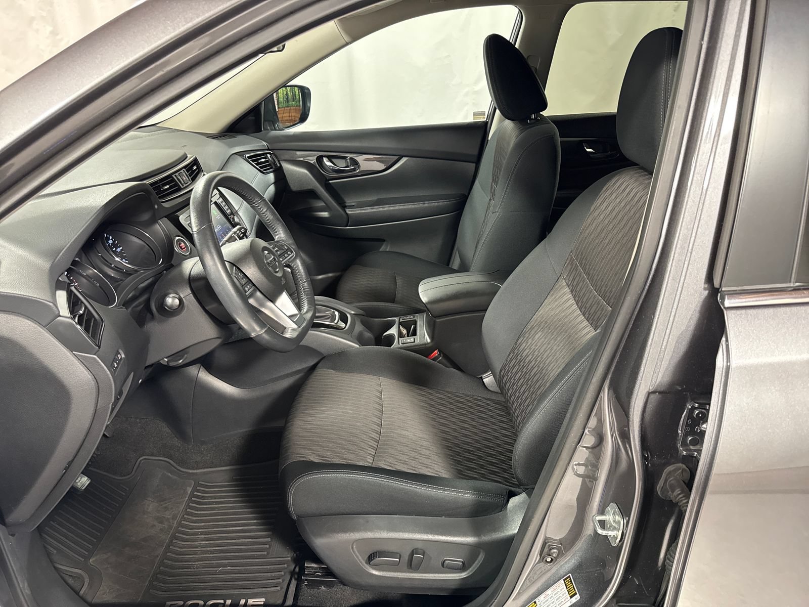Used 2018 Nissan Rogue SV w/ Premium Package AWD/4WD image 3