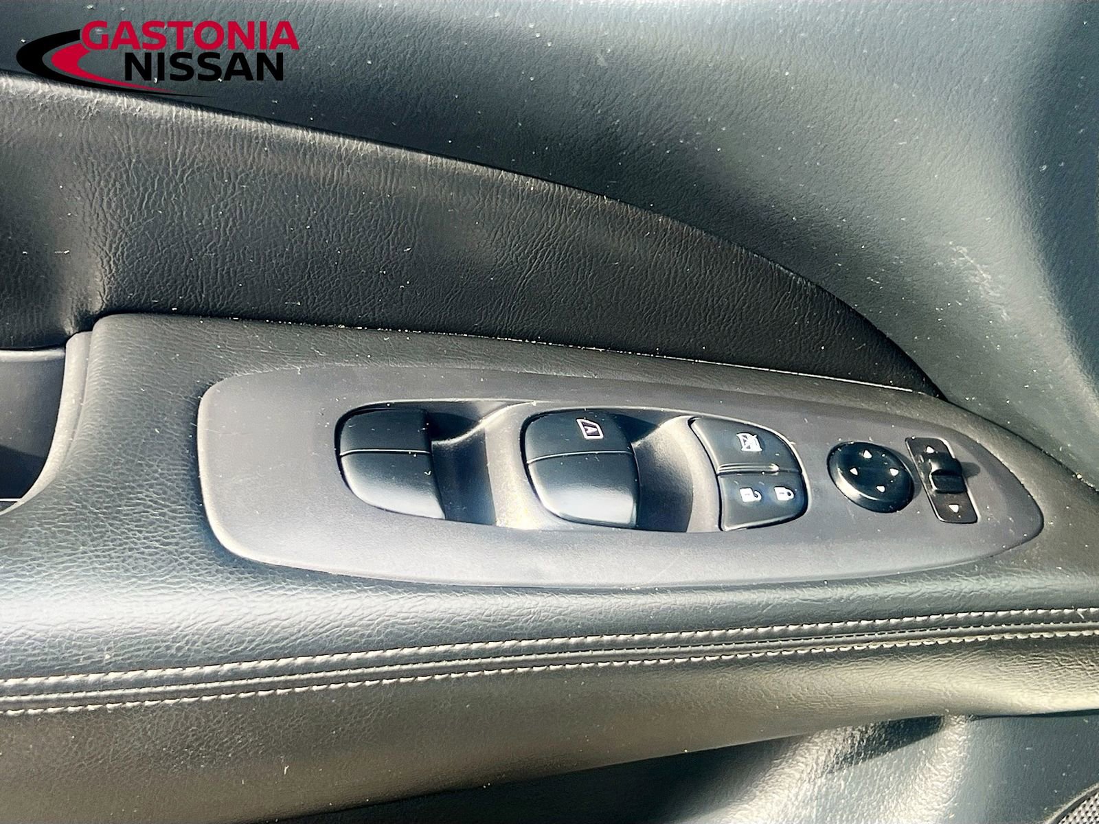 Used 2020 Nissan Pathfinder S image 22