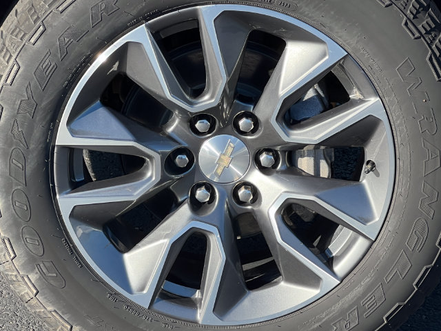 Used 2024 Chevrolet Silverado 1500 LT AWD/4WD image 7