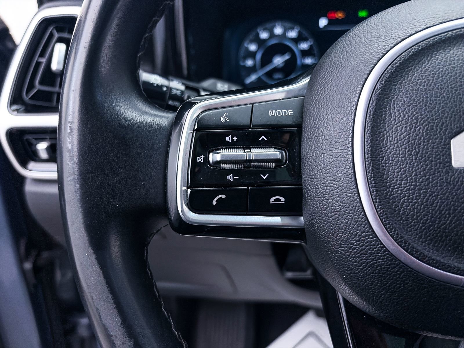 Certified 2023 Kia Sorento SX image 31