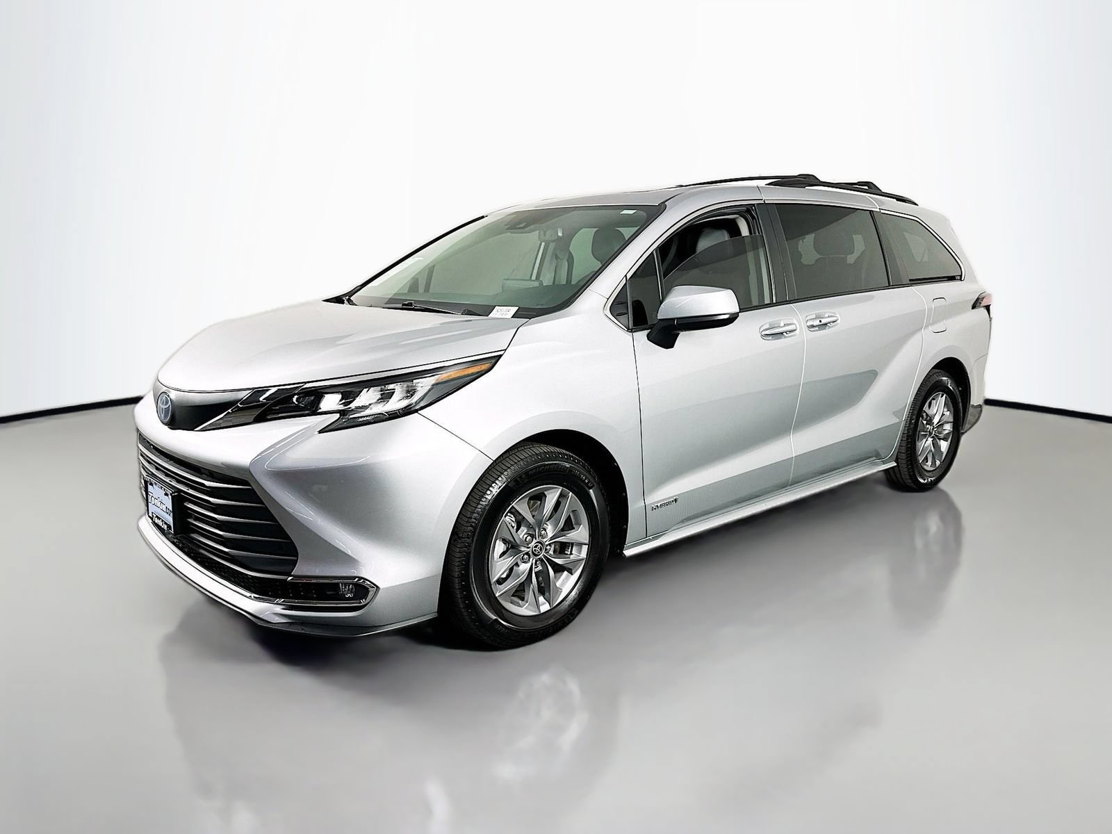Certified 2021 Toyota Sienna XLE AWD/4WD image 3