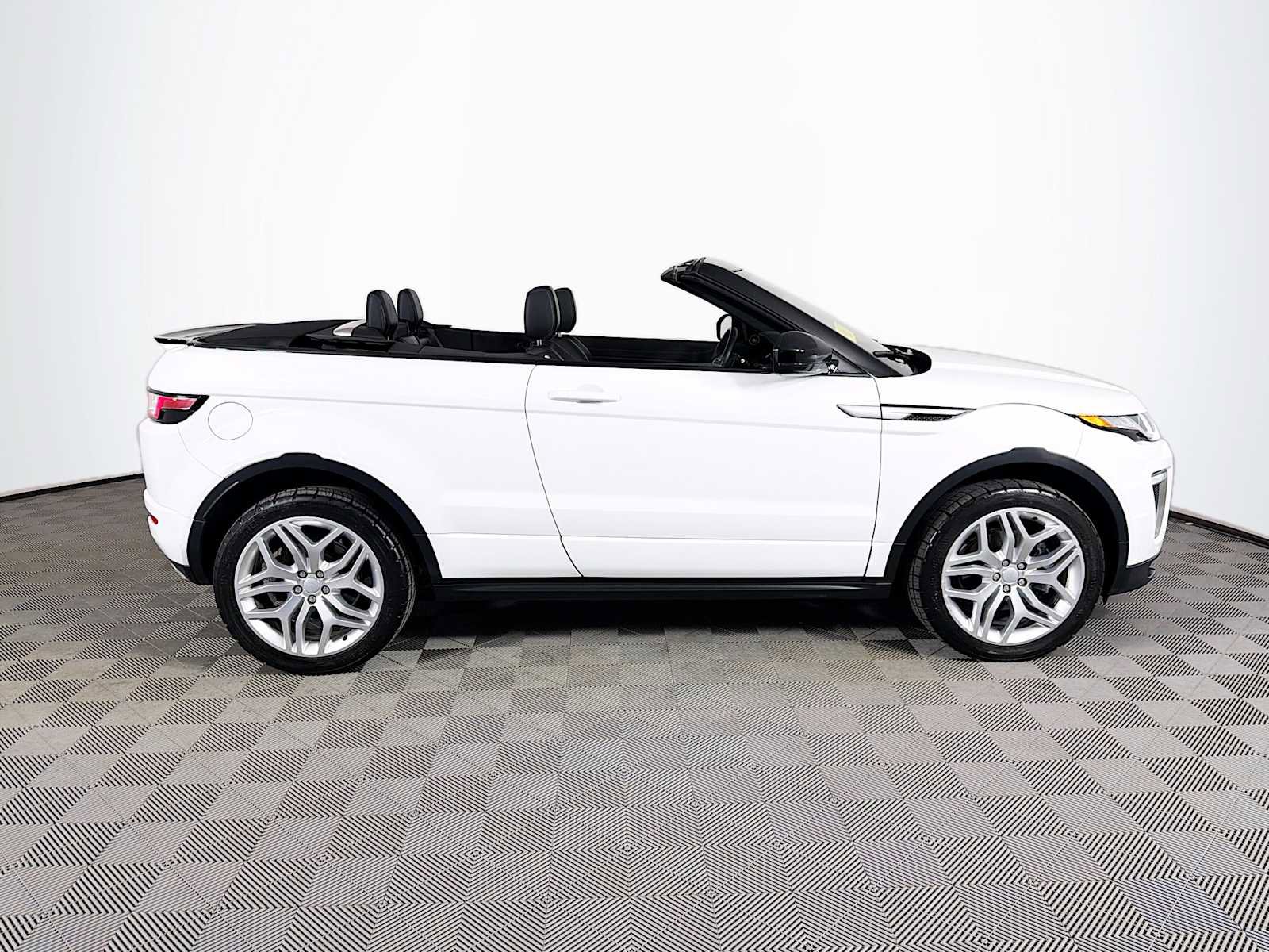 Used 2017 Land Rover Range Rover Evoque SE Dynamic image 32