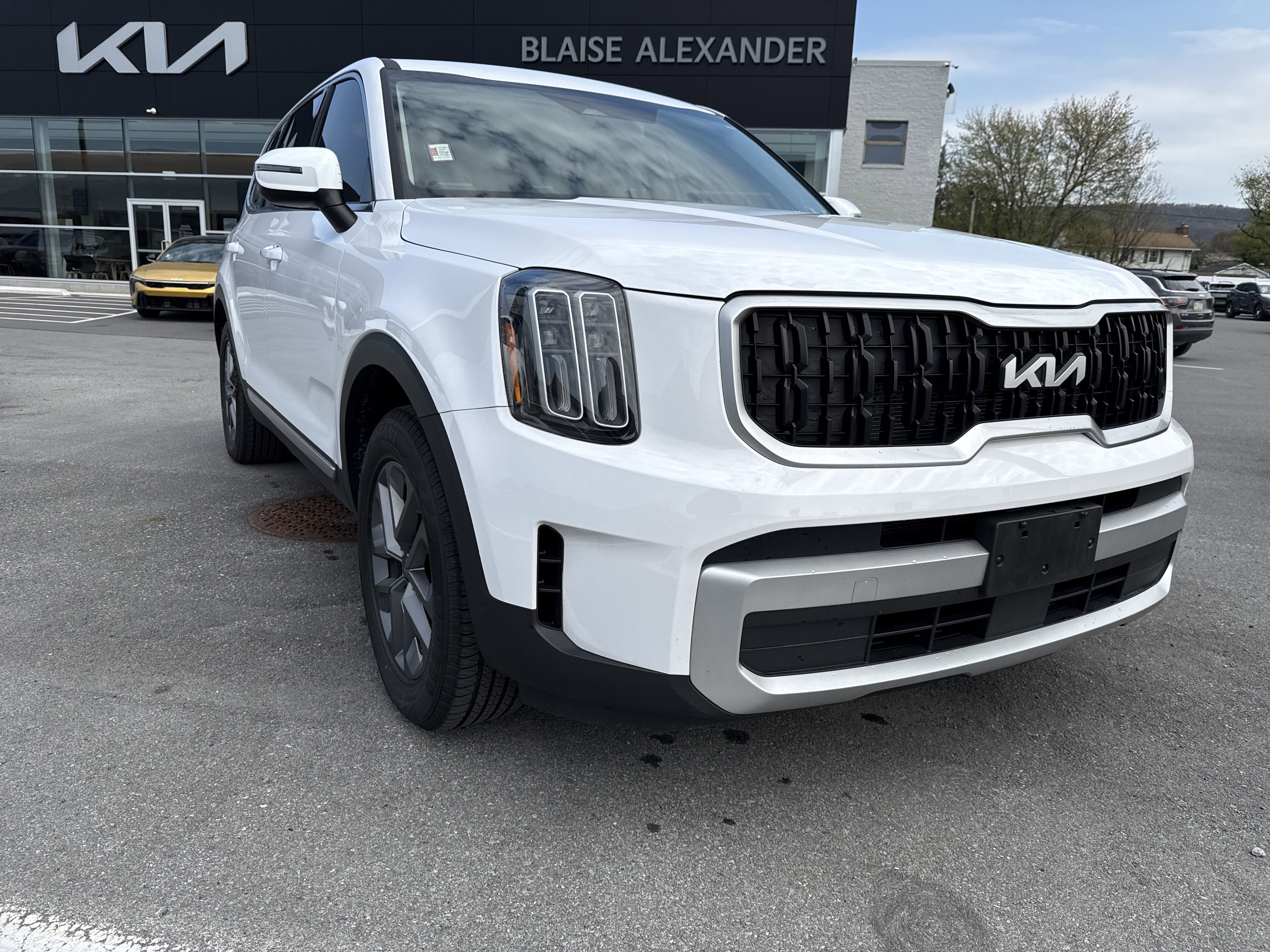 Used 2024 Kia Telluride LX AWD/4WD image 1