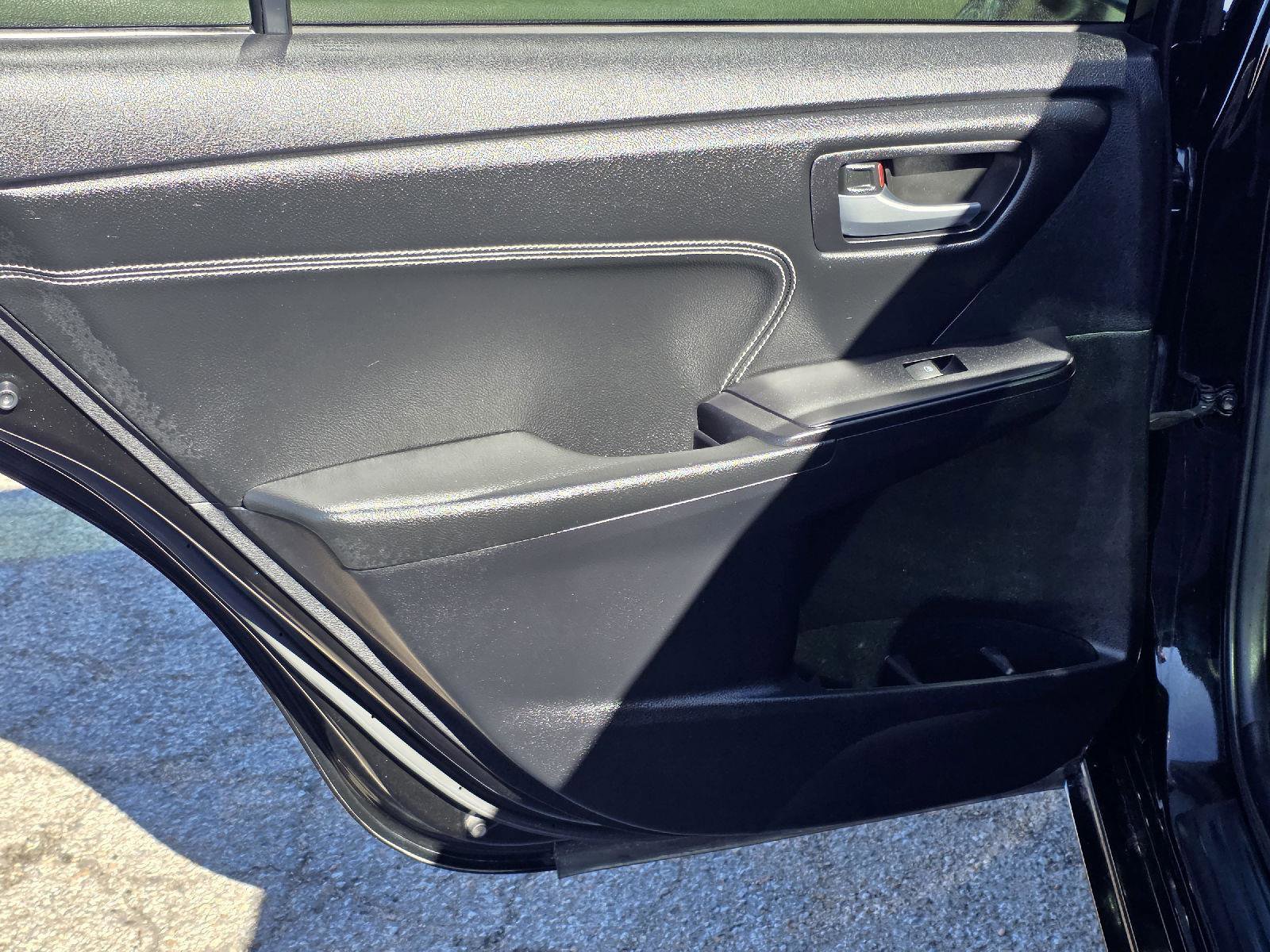 Used 2015 Toyota Camry XLE image 35