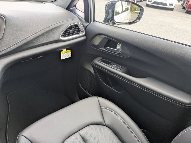 New 2026 Chrysler Pacifica Select FWD image 17