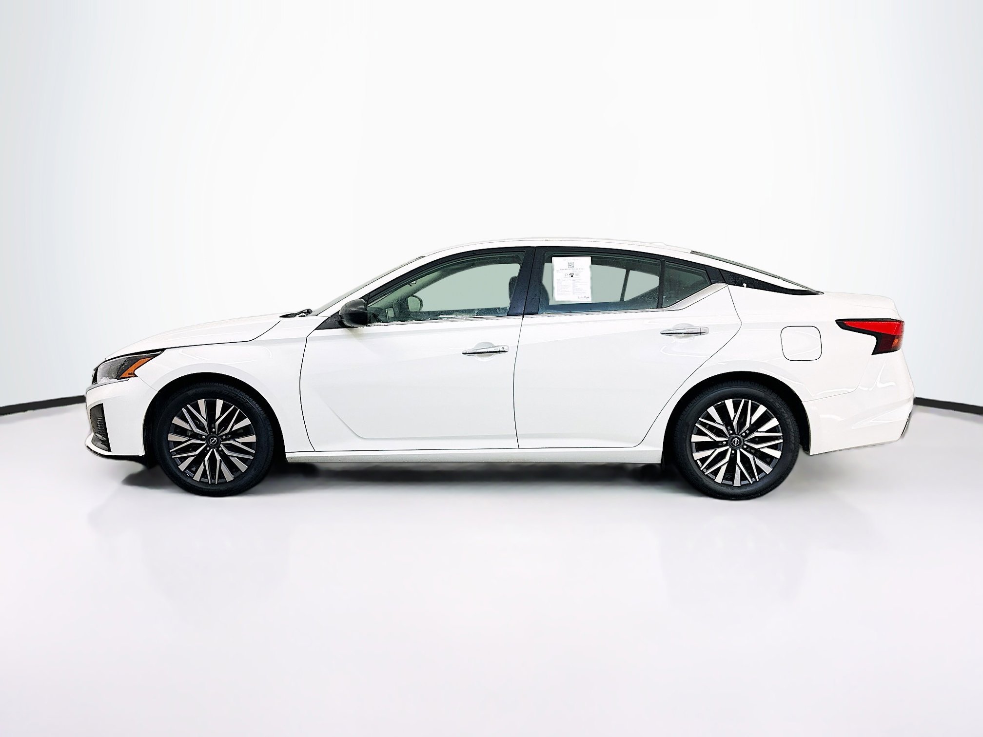 Used 2025 Nissan Altima 2.5 SV image 4