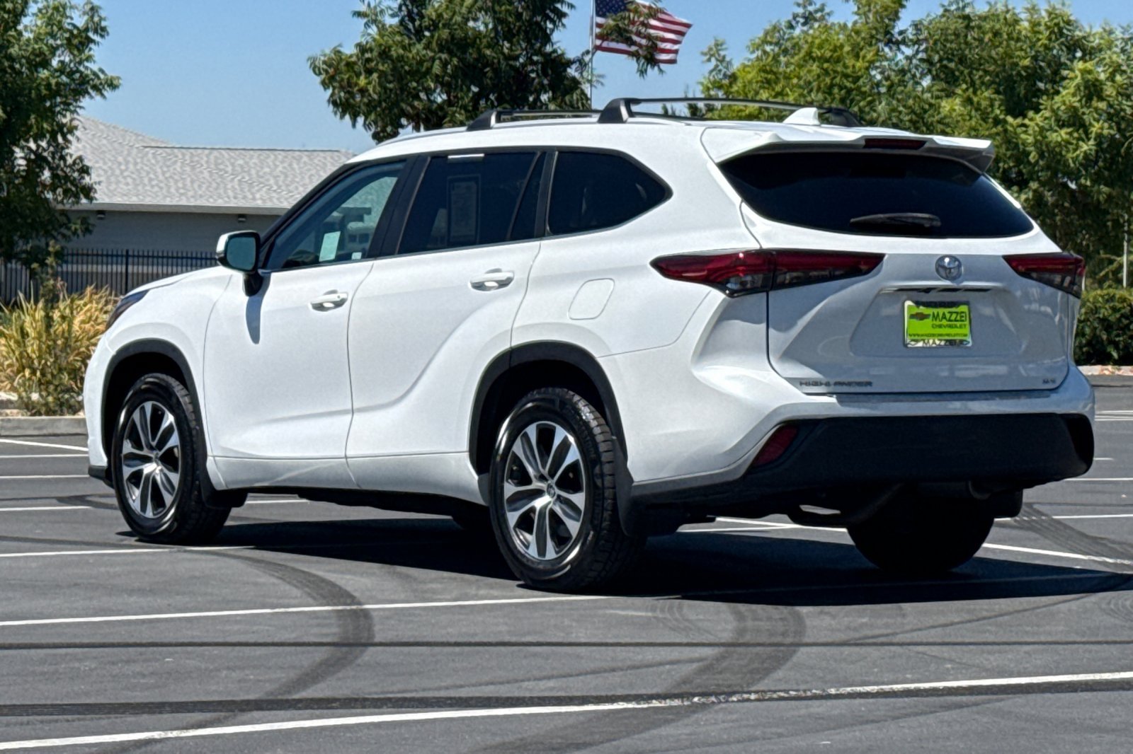 Used 2023 Toyota Highlander XLE FWD image 3