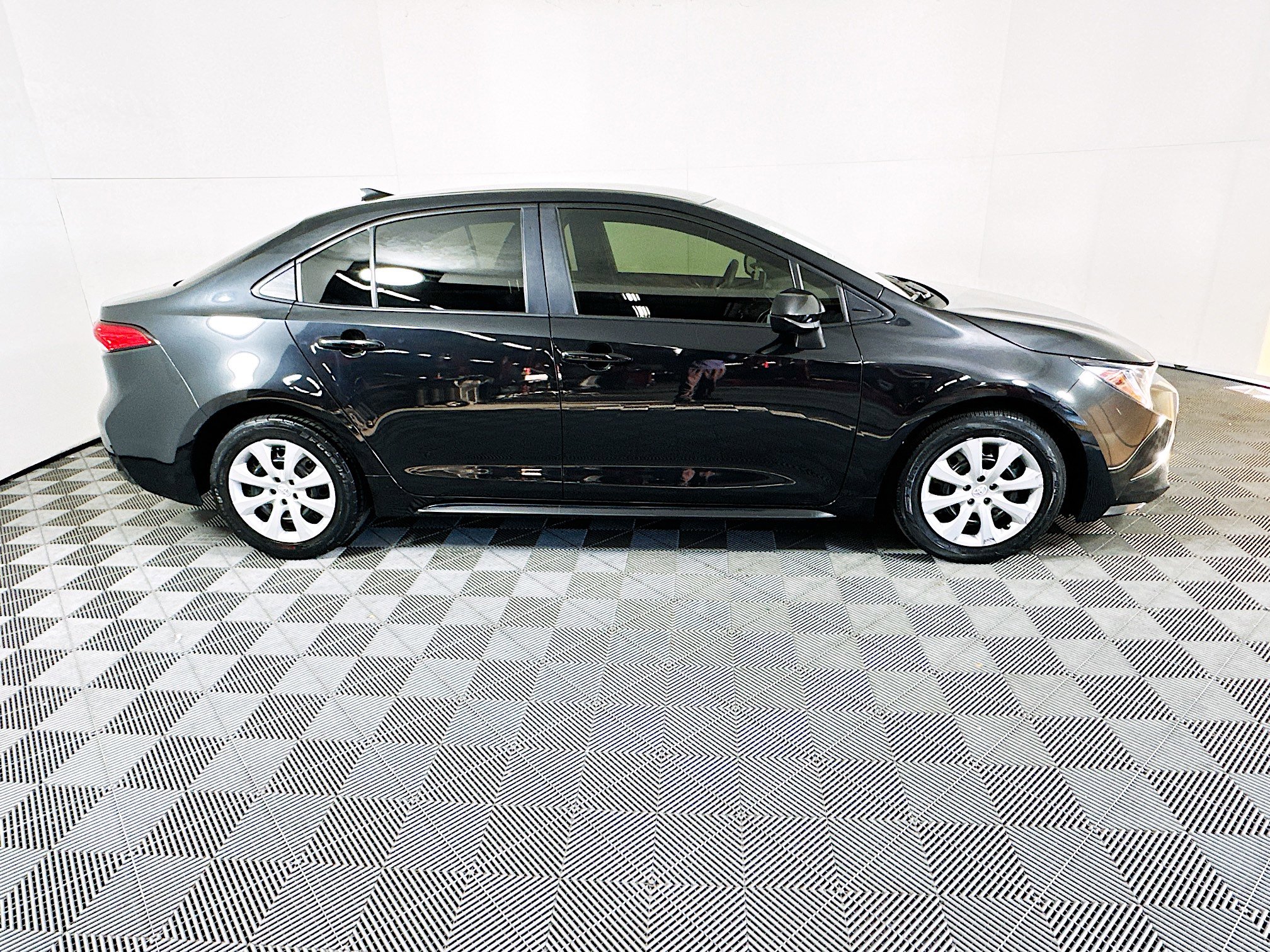 Used 2022 Toyota Corolla LE image 2