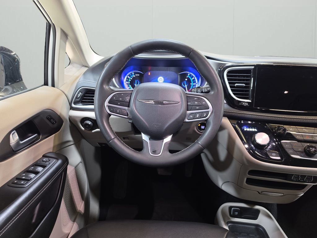 Used 2024 Chrysler Pacifica Limited FWD image 14
