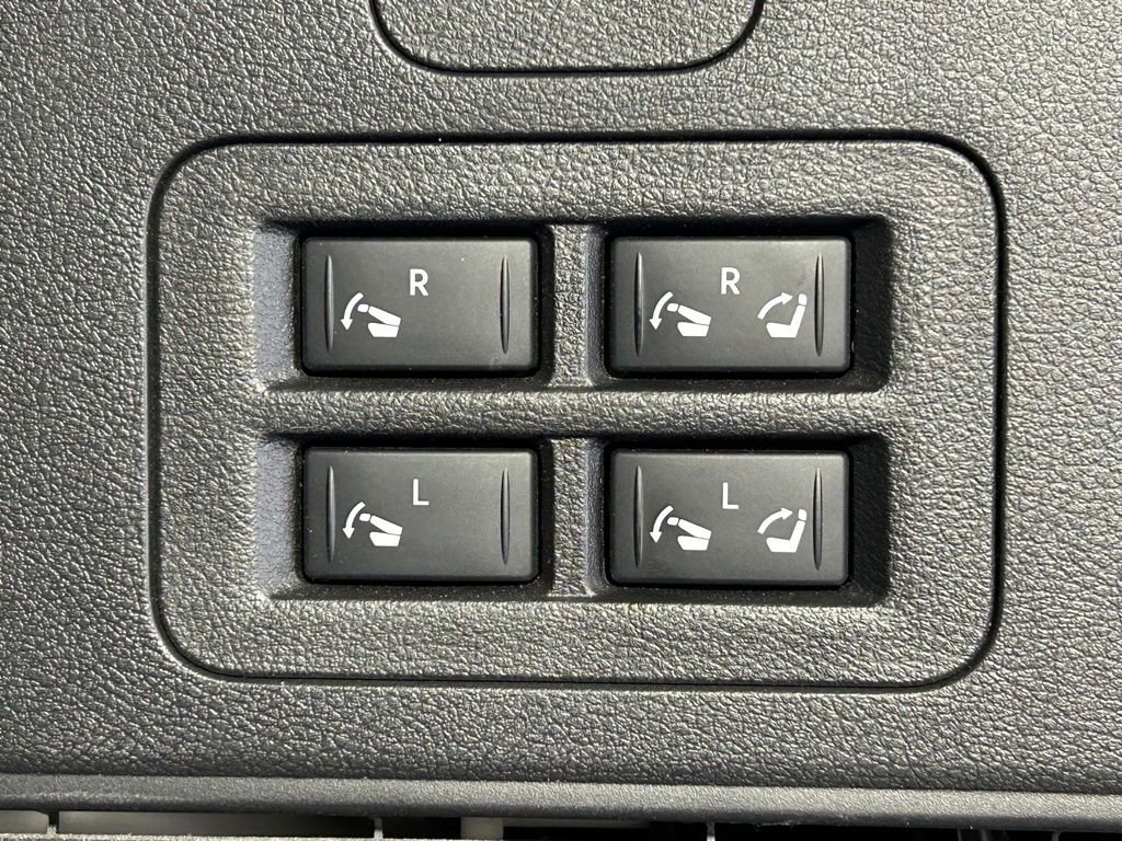 Used 2025 Nissan Armada SL w/ Captain's Chari Seat Package AWD/4WD image 16