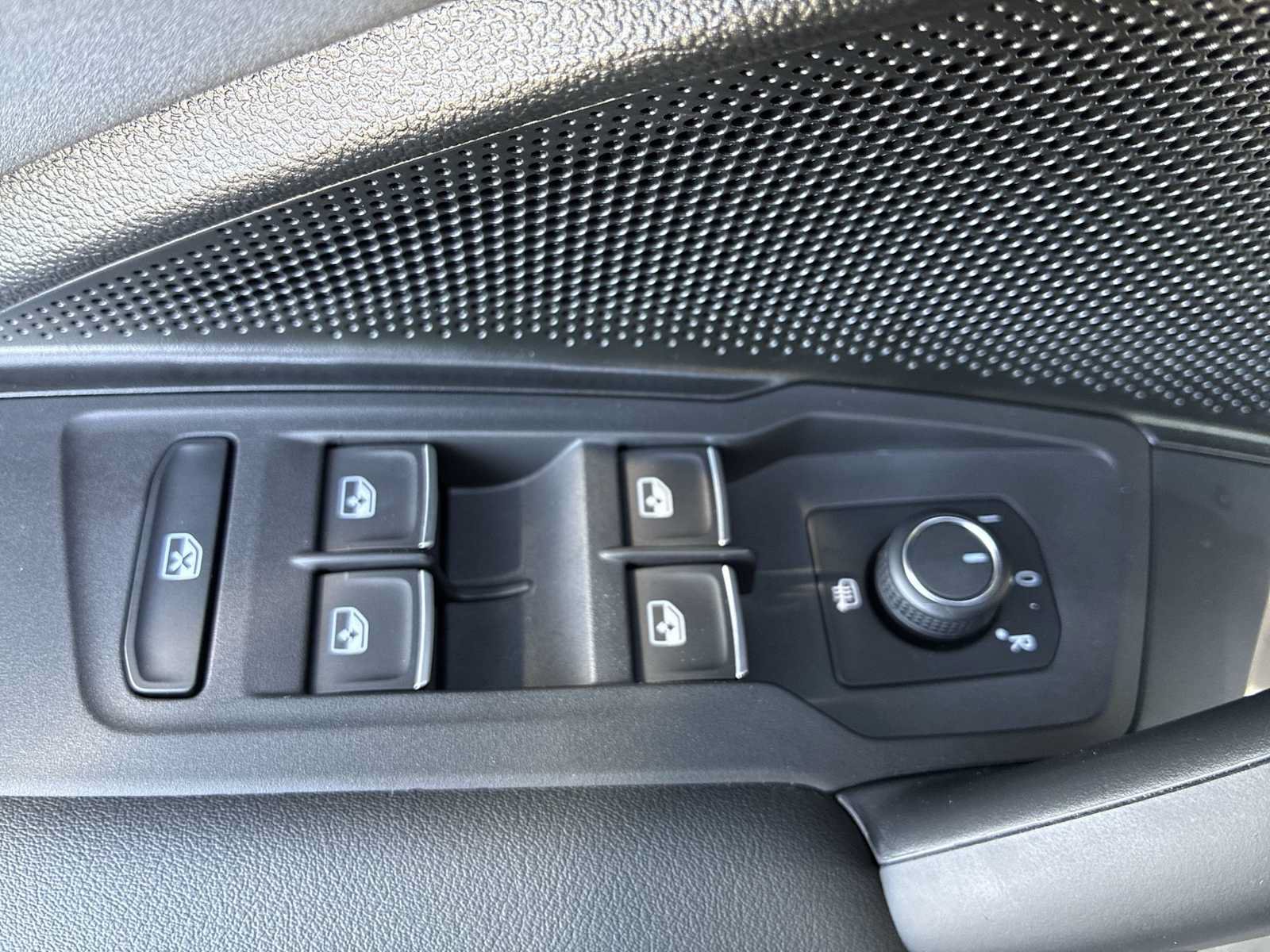 Used 2025 Volkswagen Tiguan SE AWD/4WD image 15