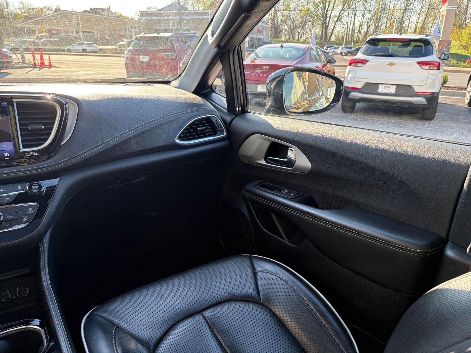 Used 2025 Chrysler Pacifica Limited image 40