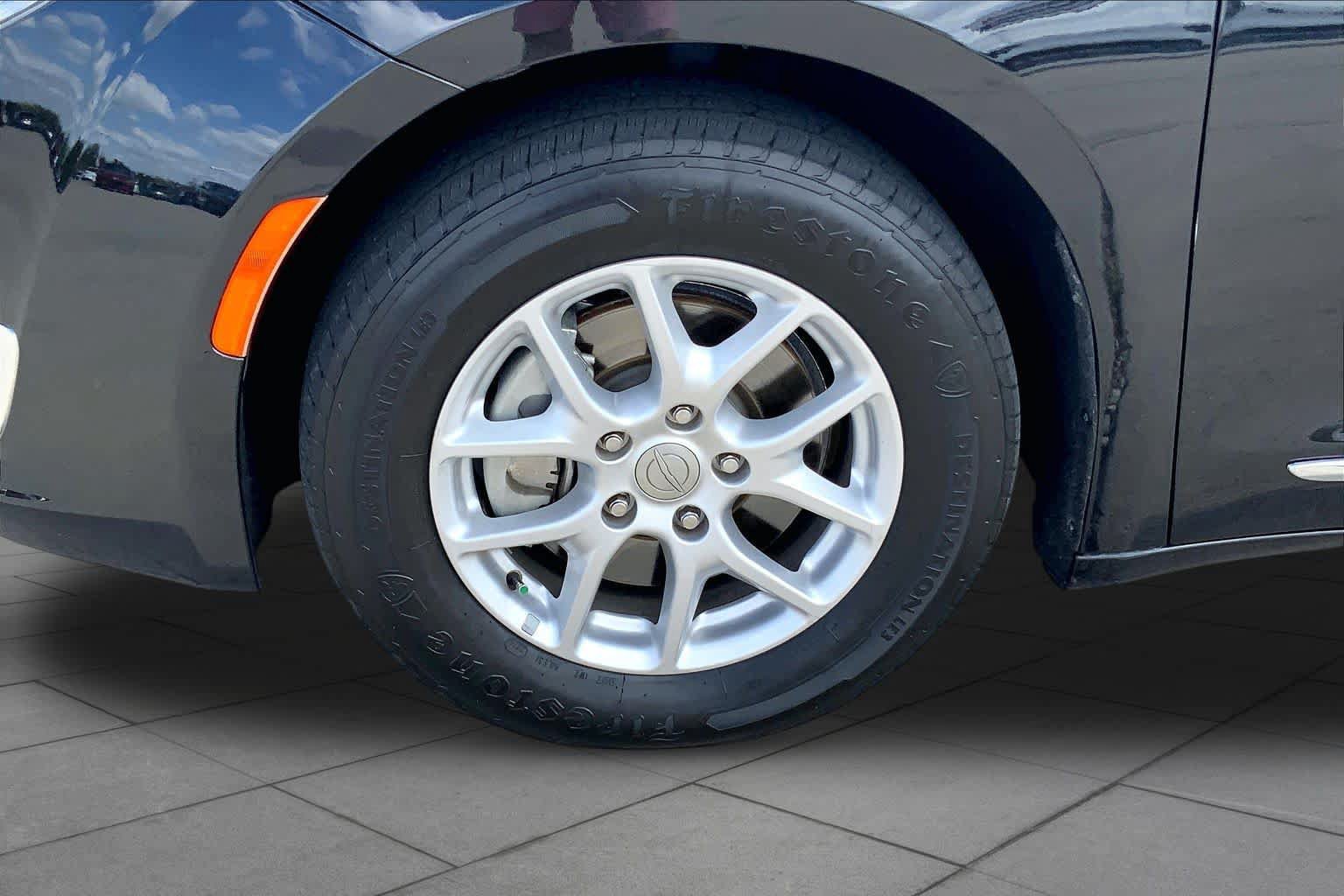 Used 2020 Chrysler Pacifica Touring-L FWD image 10
